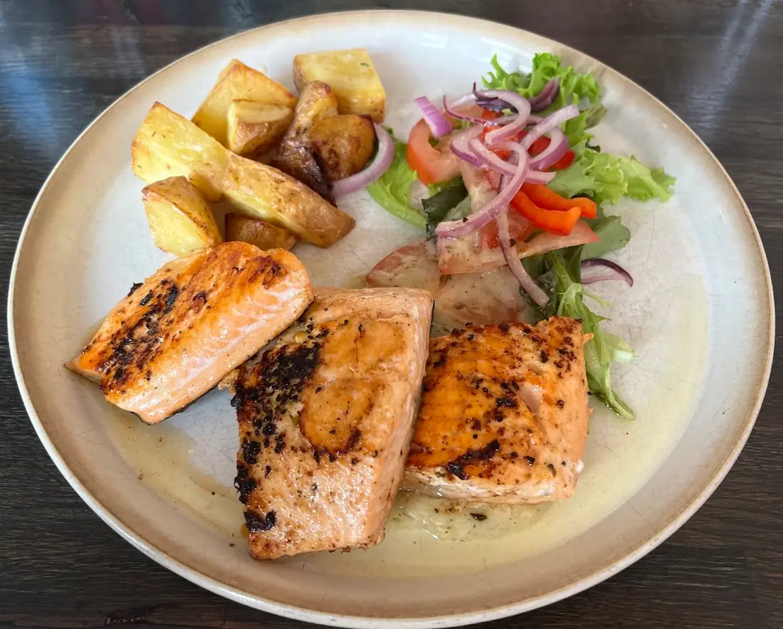 Pan-fried fish fillets with roast potatoes and salad