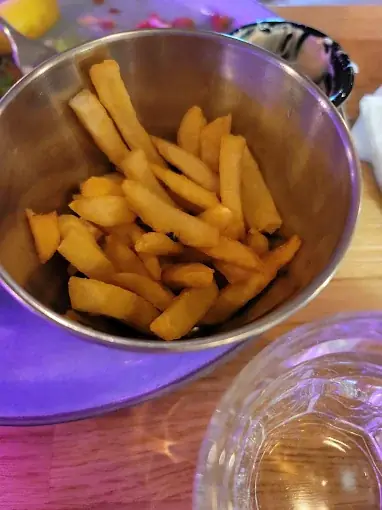 Chips served in a small steel basket