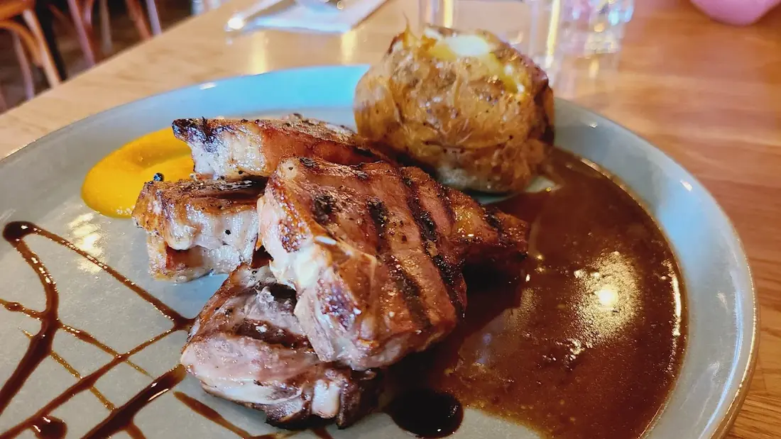 Grilled lamb with sauce and potatoes
