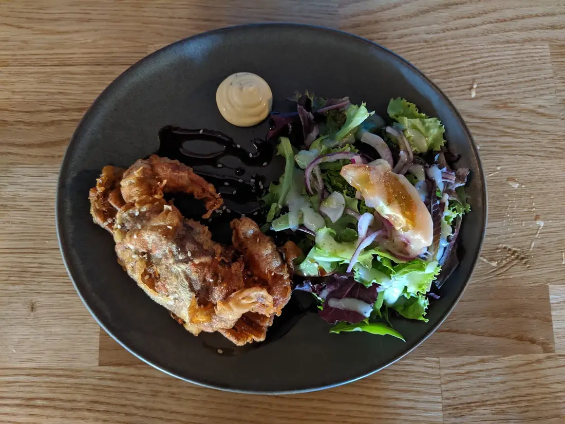 Soft shell crab in tempura with leaves
